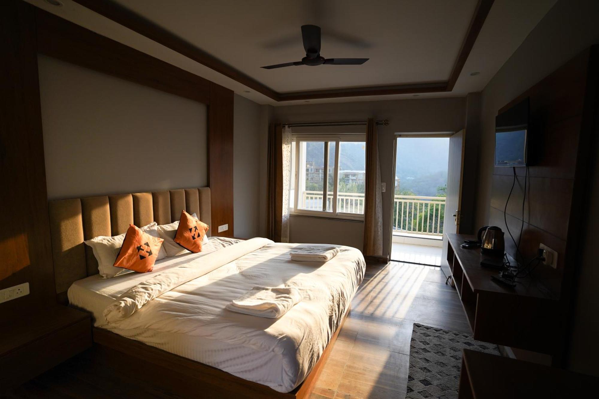Хостел Hide-In Rishikesh, Laxman Jhula Экстерьер фото