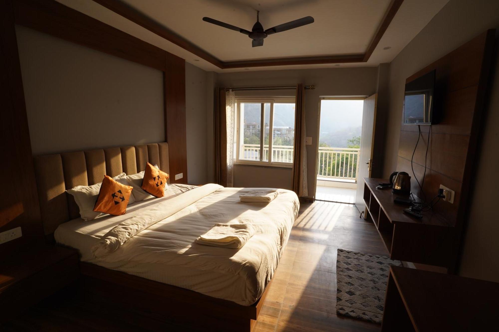 Хостел Hide-In Rishikesh, Laxman Jhula Экстерьер фото